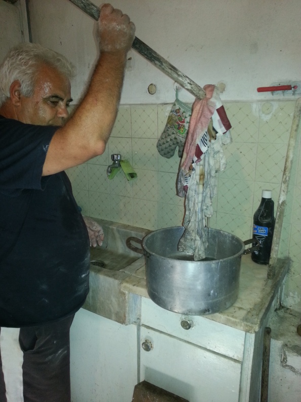 Η Ηλίας Μαρούλης βρέχει την πάνα για να σκουπίσει τον φούρνο απο τις στάχτες