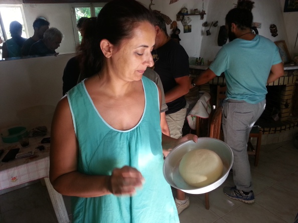 Η οικοδέσποινα Ναταλία ετοιμαζει το καρβέλι της