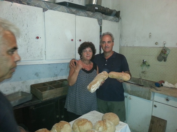 Η Μαργαρίτα και ο Λιάς ευχαριστιμένοι μπροστά στα ψωμιά